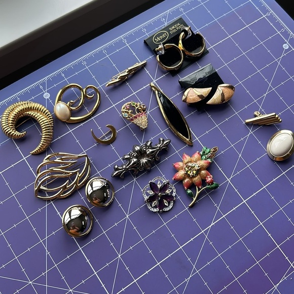 Monet collection of brooches & earrings new & old EUC and travel pouch included - Picture 6 of 14